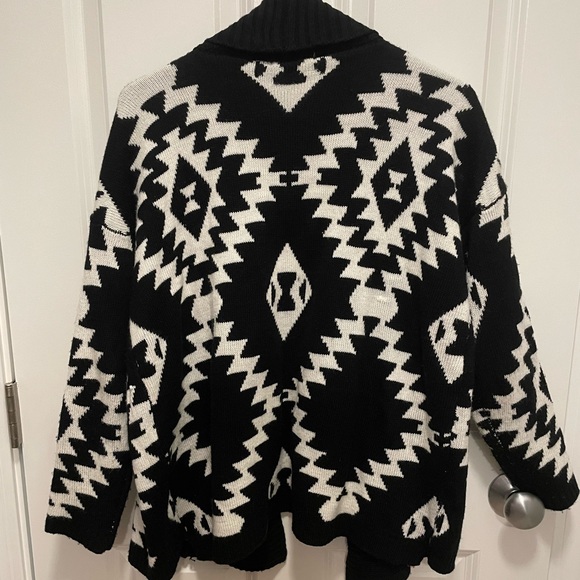 Black and white geometric sweater - Picture 2 of 4